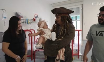 JOHNNY DEPP visita a niños del Hospital Niño Jesús vestido de JACK SPARROW