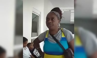 Madres de hijos con discapacidad protestas frente a la Asamblea Municipal de Boyeros (1)