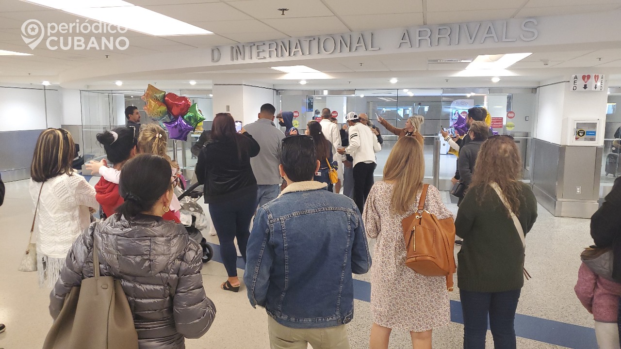 Más de 56 mil cubanos que entraron con parole esperan por la Green Card