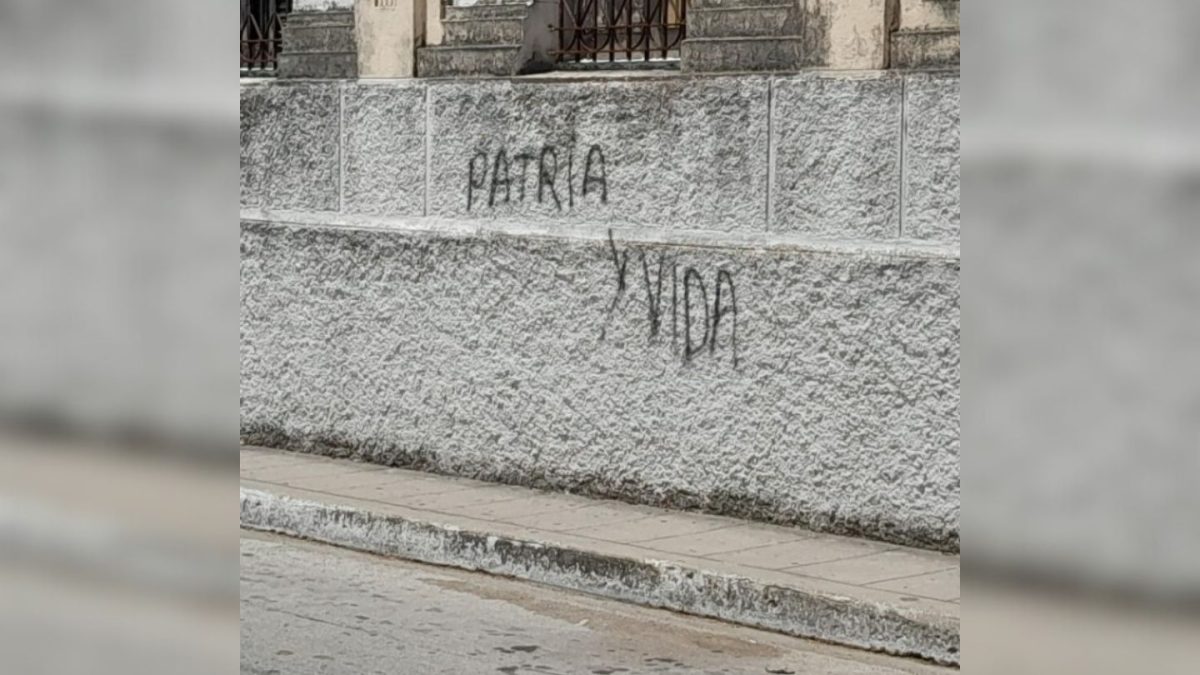 Protesta de estudiantes en Cuba escriben “Patria y Vida” en preuniversitario de Santa Clara