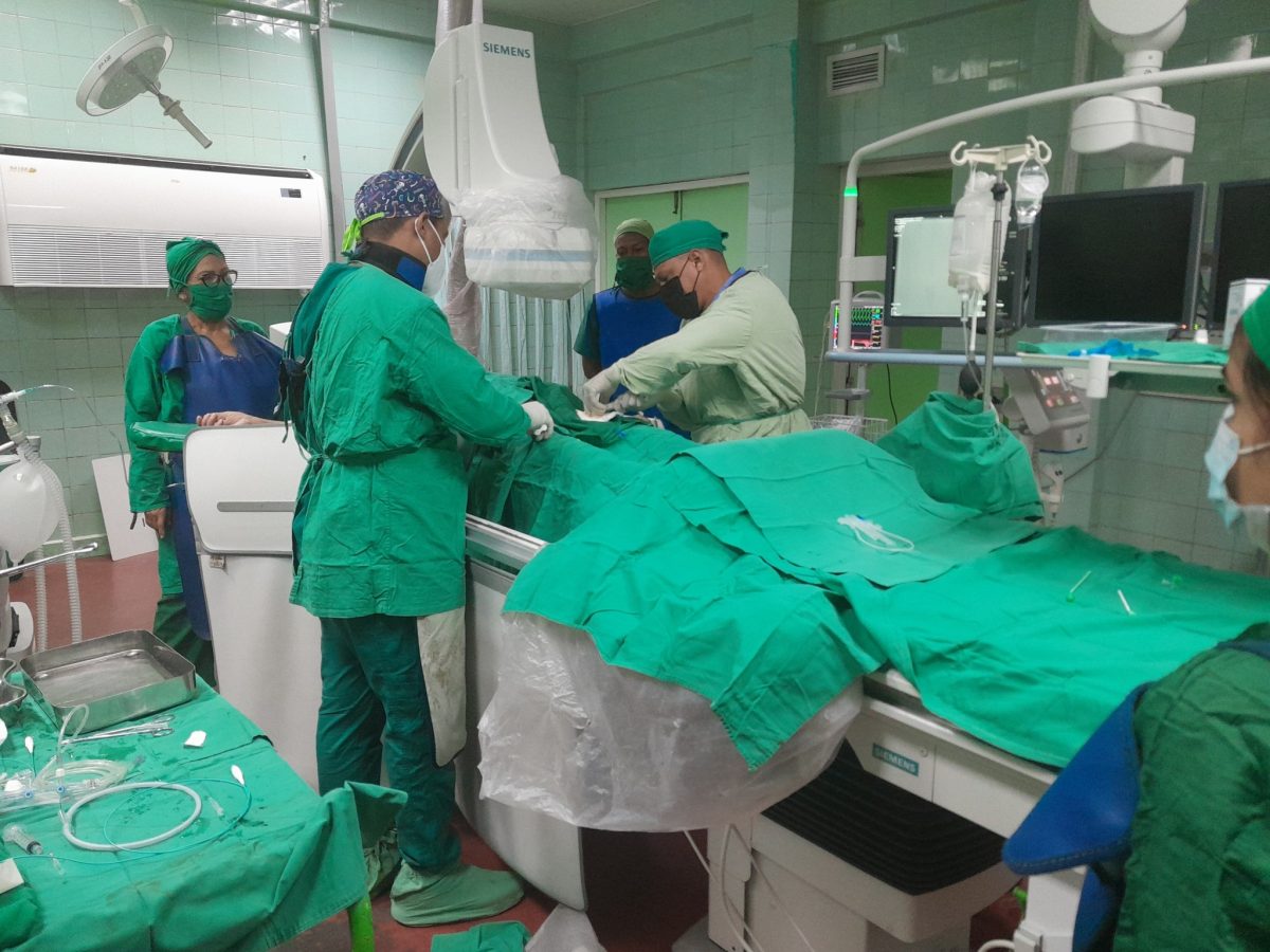 Realizan exitosa e inédita operación a un anciano de 80 años en Santiago de Cuba
