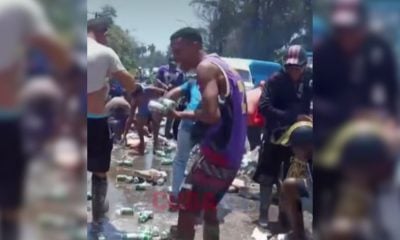 Vecinos de Marianao recogen cerveza Cristal del suelo tras accidente de camión