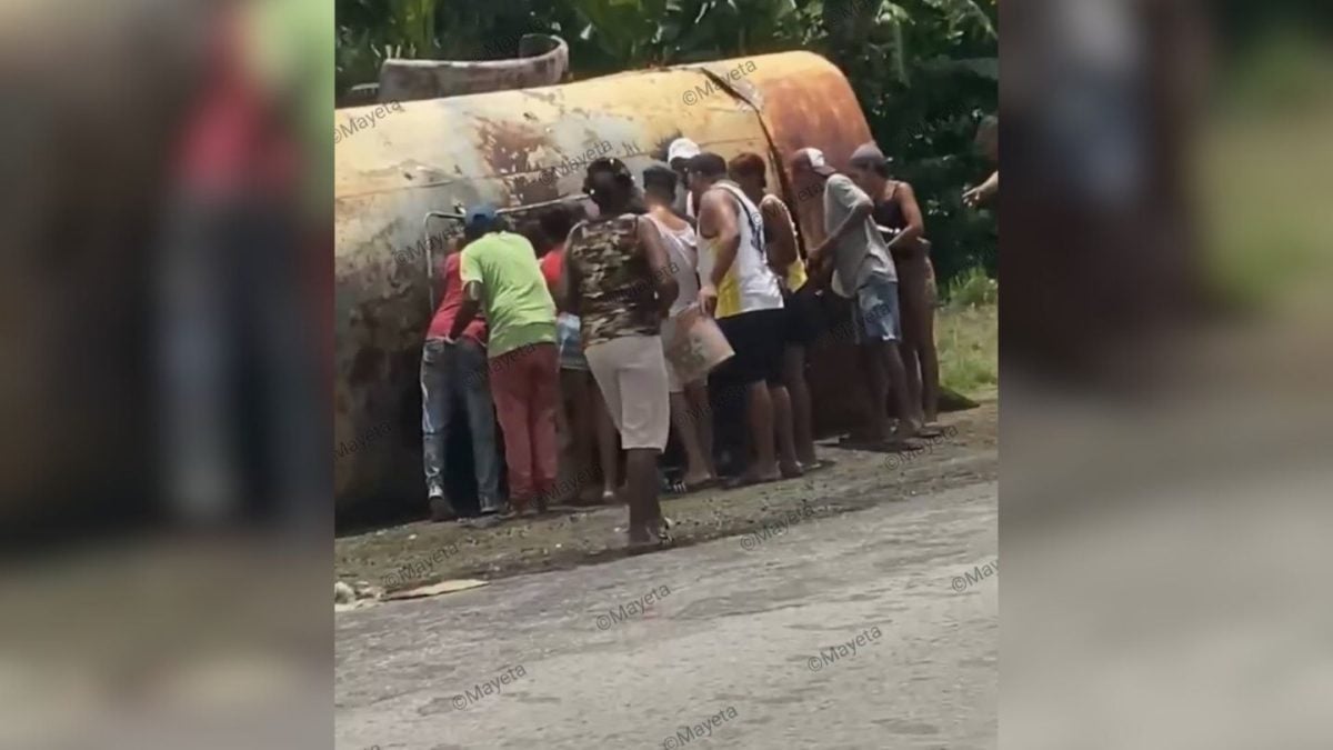 Volcadura de pipa en Santiago de Cuba chofer muere y vecinos aprovechan para llevarse aceite