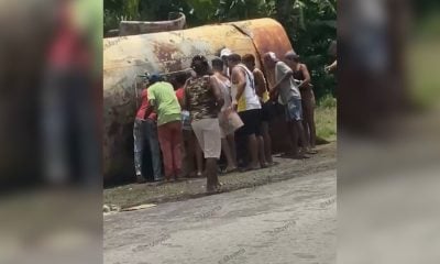 Volcadura de pipa en Santiago de Cuba chofer muere y vecinos aprovechan para llevarse aceite