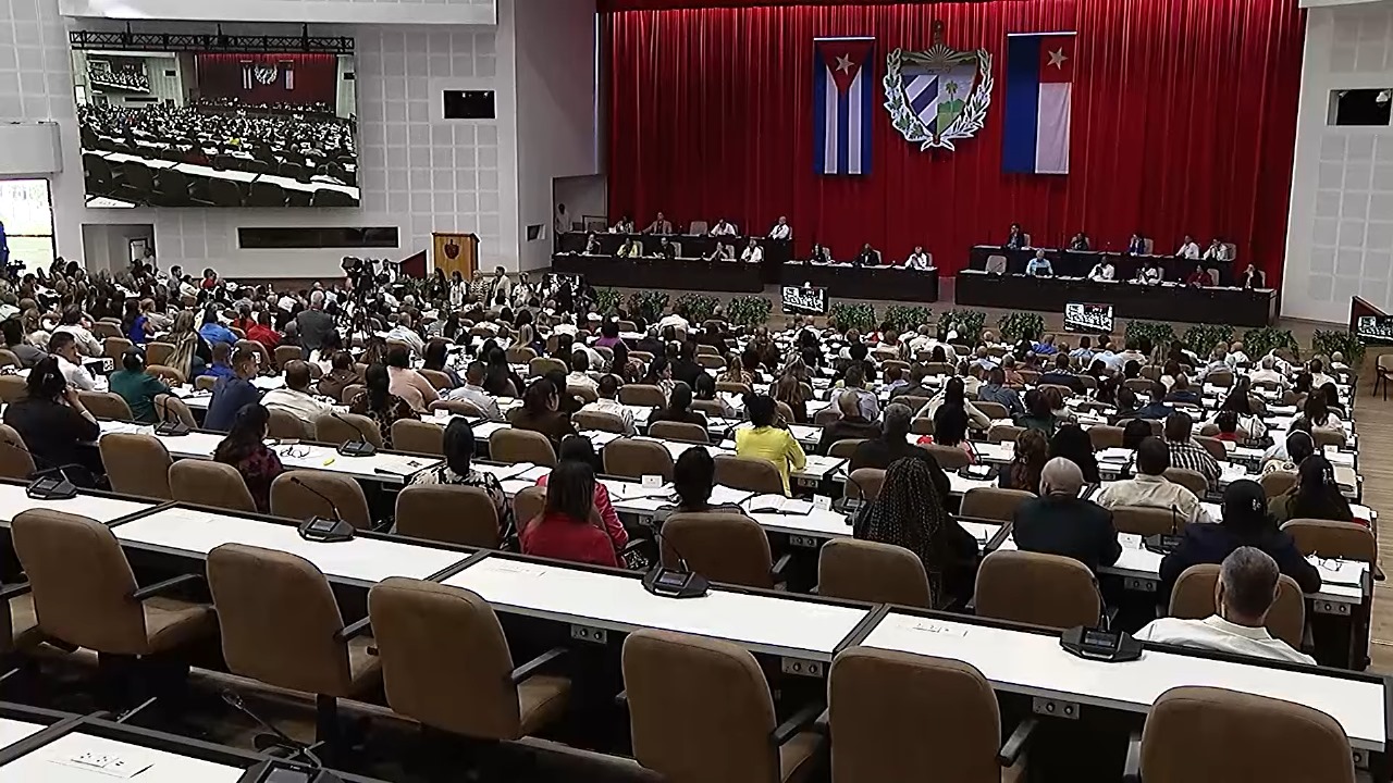 Cubanos piden que renuncien todos los que aplaudieron a la ministra