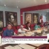 Además, se ha concebido una acción plástica. Como parte de la misma, en el escenario será realizado un mural por tres artistas de la plástica, el Premio Nacional de Artes Plásticas Rafael Zarza González y los jóvenes creadores Janet Frómeta Benítez y Daniel Bárbaro Quirós. “Lo que vamos a estar haciendo es un mural fragmentado en tres partes y el resultado va a ir mucho más allá de la acción plástica en el escenario. Estos tres paneles les serán regalados a clientes específicos, haciendo que la acción perdure más allá del evento”, explicó Daniel a OnCuba Según el artista, “la idea es cumplir con los estándares visuales de la marca adaptándolos a la estética nuestra”. “Indiscutiblemente la estética de Zarza es bastante poderosa y conocida y tendrá un papel importante dentro del diseño en general. Él como artista de alguna forma nos guía, pero respeta también nuestras decisiones visuales, lo que hace muy interesante trabajar con él, pero realmente la obra tendrá una directriz bastante marcada hacia su iconografía”, adelantó sobre la pieza.