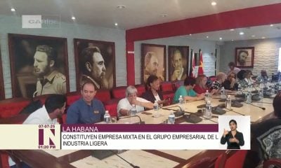 Además, se ha concebido una acción plástica. Como parte de la misma, en el escenario será realizado un mural por tres artistas de la plástica, el Premio Nacional de Artes Plásticas Rafael Zarza González y los jóvenes creadores Janet Frómeta Benítez y Daniel Bárbaro Quirós. “Lo que vamos a estar haciendo es un mural fragmentado en tres partes y el resultado va a ir mucho más allá de la acción plástica en el escenario. Estos tres paneles les serán regalados a clientes específicos, haciendo que la acción perdure más allá del evento”, explicó Daniel a OnCuba Según el artista, “la idea es cumplir con los estándares visuales de la marca adaptándolos a la estética nuestra”. “Indiscutiblemente la estética de Zarza es bastante poderosa y conocida y tendrá un papel importante dentro del diseño en general. Él como artista de alguna forma nos guía, pero respeta también nuestras decisiones visuales, lo que hace muy interesante trabajar con él, pero realmente la obra tendrá una directriz bastante marcada hacia su iconografía”, adelantó sobre la pieza.