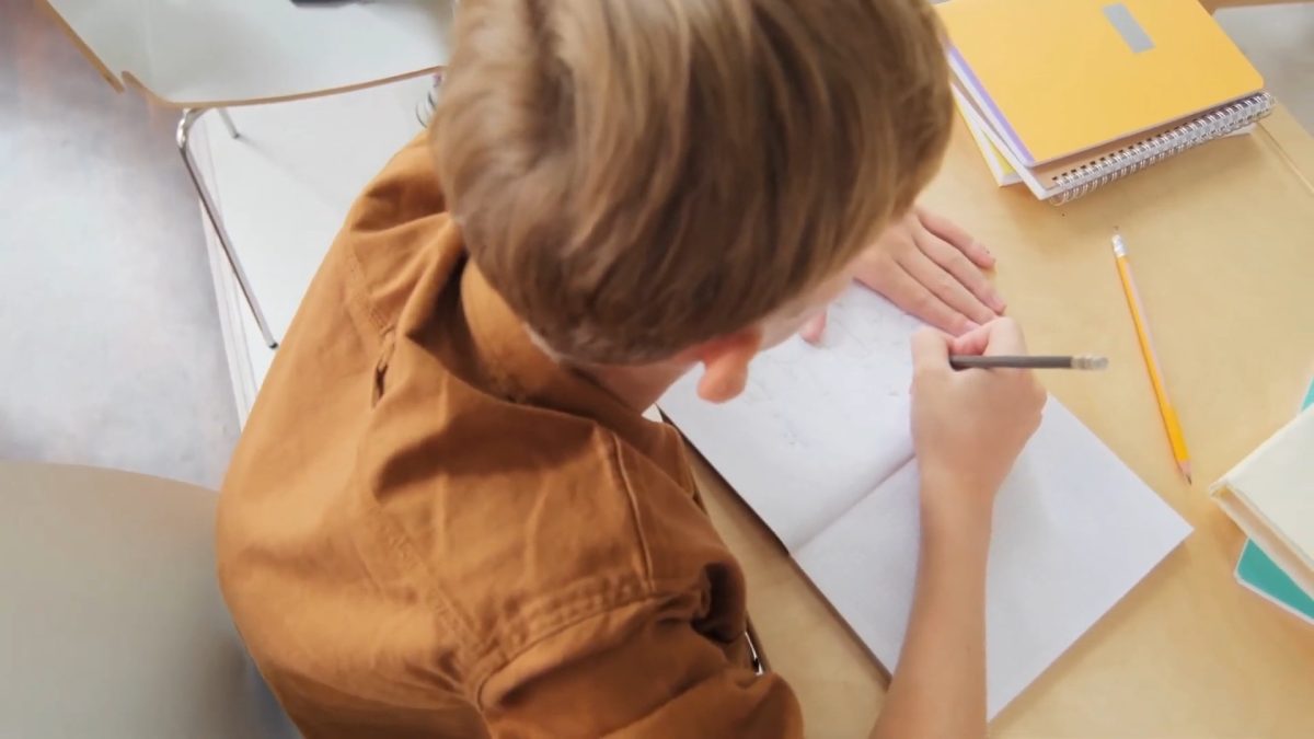 Entrega de útiles escolares gratuitos y sorteo de mochilas en el sur de Florida