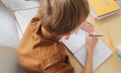Entrega de útiles escolares gratuitos y sorteo de mochilas en el sur de Florida