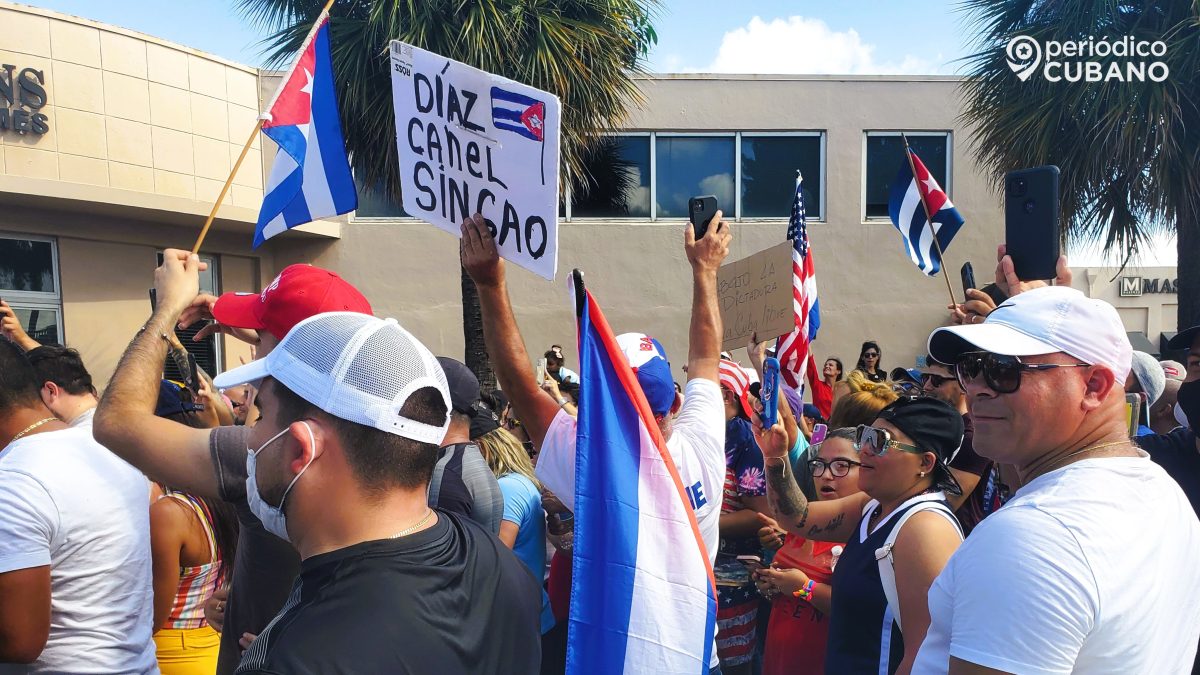 Exiliados piden a Trump revisar su política hacia Cuba