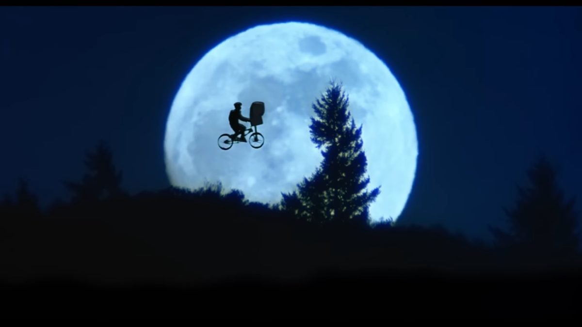 Gobierno de Trump utiliza la icónica imagen de ET el Extraterrestre para promover la autodeportación