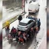 Imprudencia en La Habana jóvenes se cuelgan de una grúa en movimiento