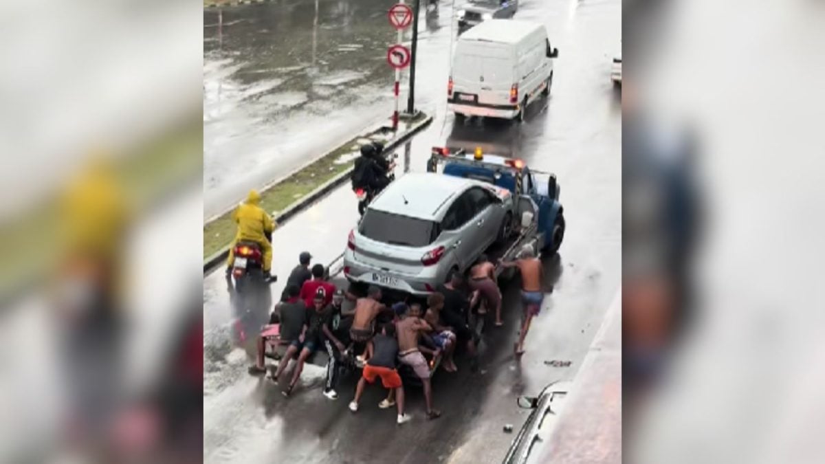 Imprudencia en La Habana jóvenes se cuelgan de una grúa en movimiento