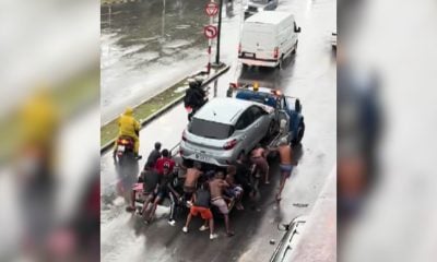Imprudencia en La Habana jóvenes se cuelgan de una grúa en movimiento