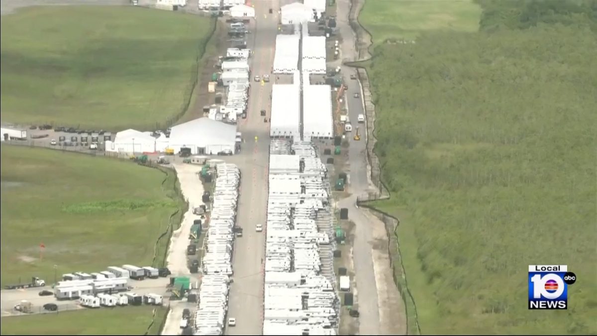 Inician los vuelos de deportación desde centro detención migratoria “Alligator Alcatraz”