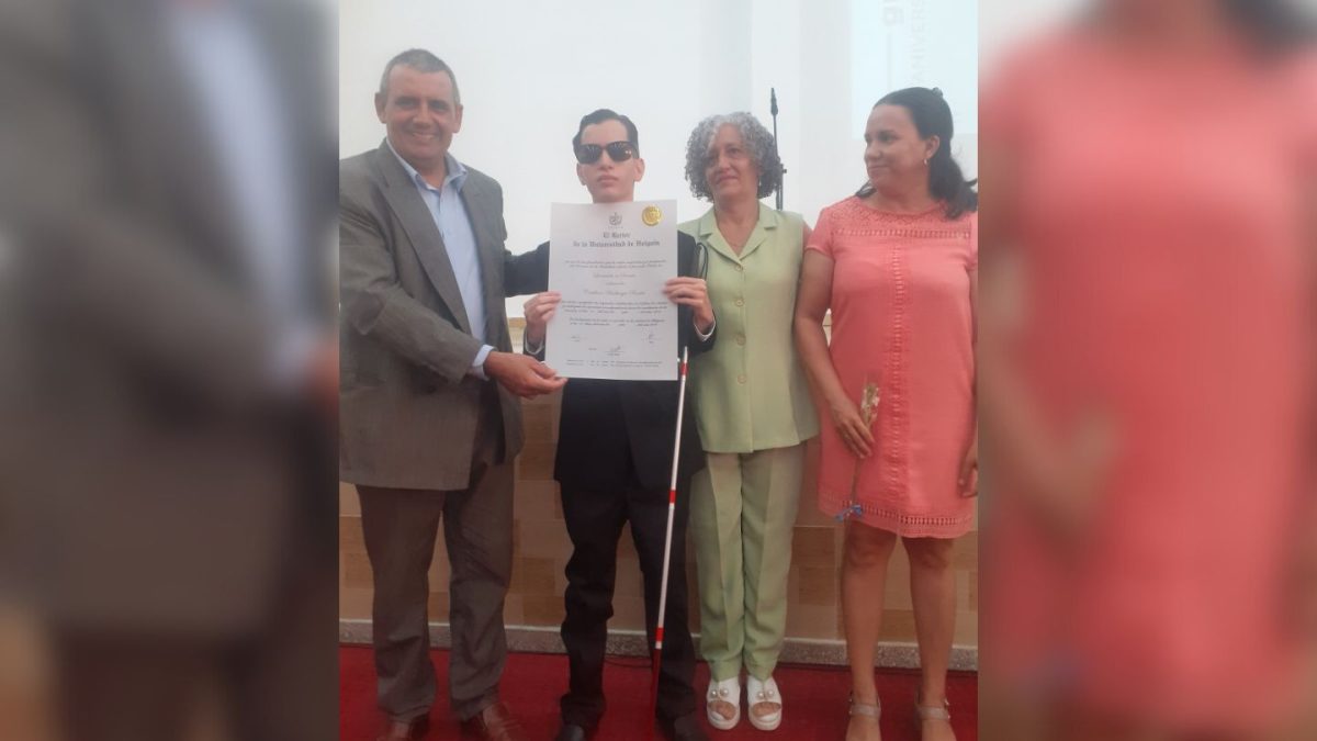 Joven ciego obtiene título de Oro al graduarse en la Universidad de Holguín