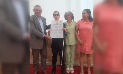 Joven ciego obtiene título de Oro al graduarse en la Universidad de Holguín