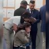 Madre cubana se arrodilla y súplica cuando su hijo fue detenido por el ICE (1)