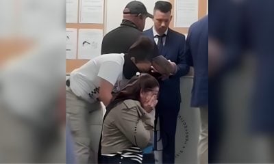 Madre cubana se arrodilla y súplica cuando su hijo fue detenido por el ICE (1)