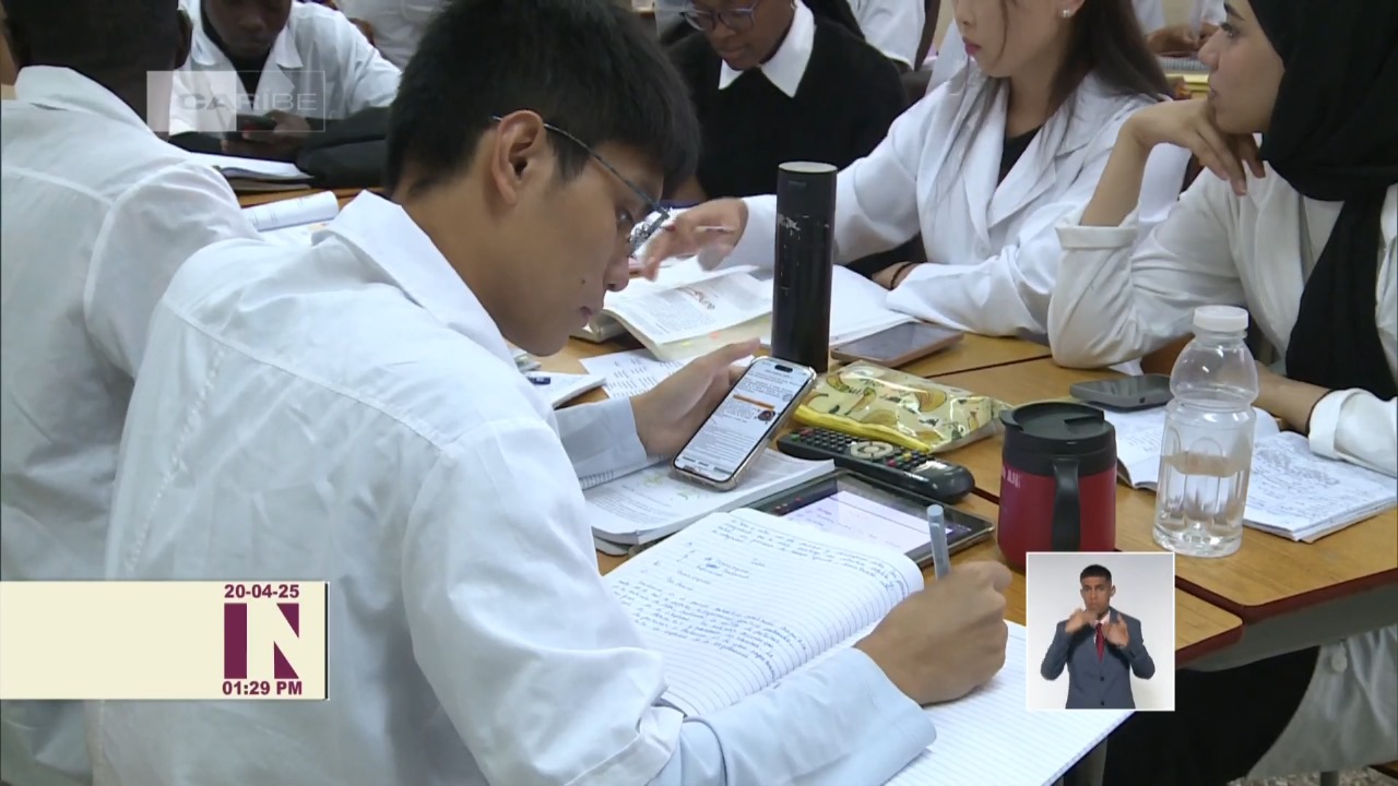 México paga a Cuba más de un millón de dólares por formación de 25 estudiantes de medicina