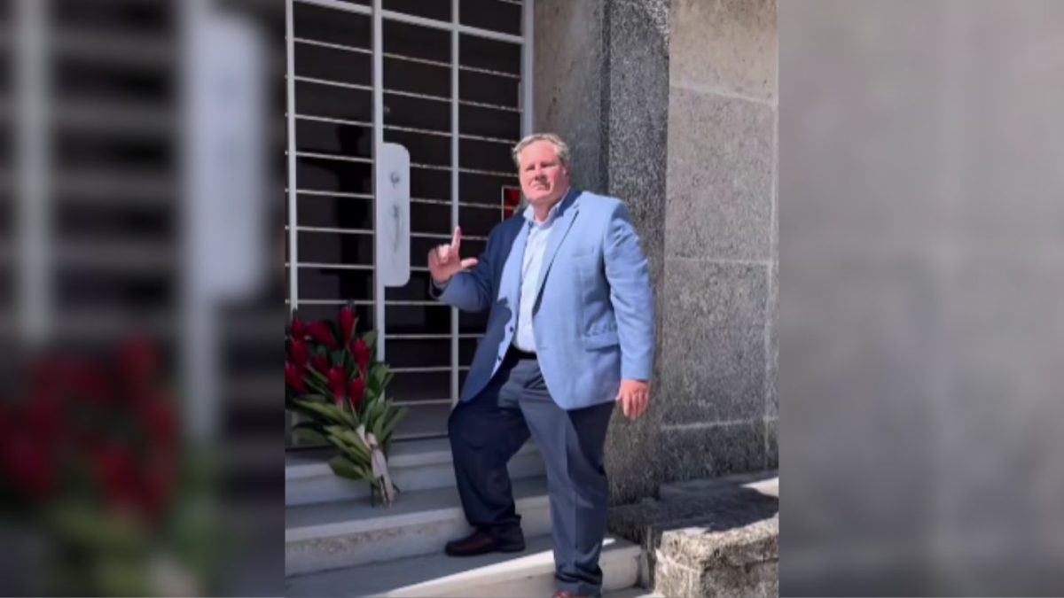 Mike Hammer deposita una ofrenda en la tumba del activista cubano Osvaldo Payá