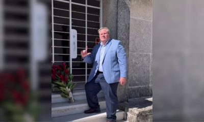 Mike Hammer deposita una ofrenda en la tumba del activista cubano Osvaldo Payá