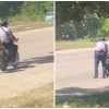 Policías empujando en Cuba