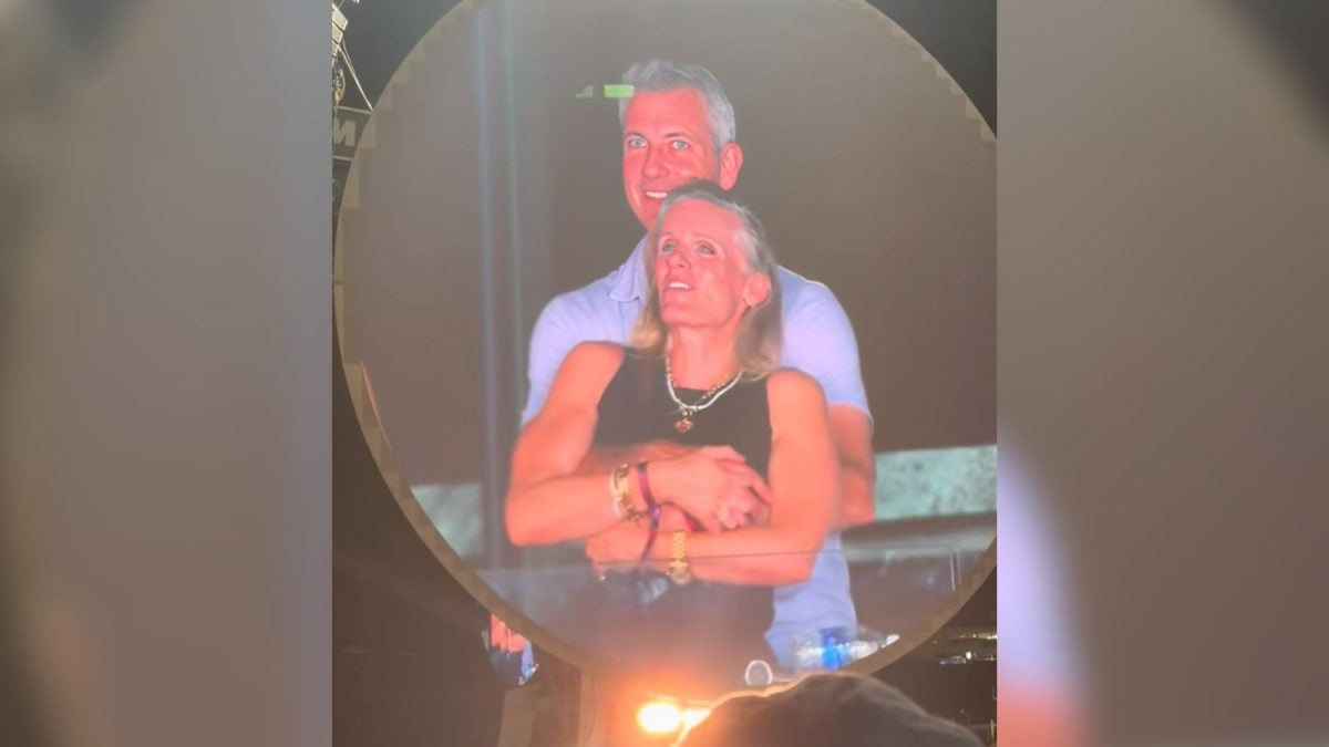 Quién es la pareja captada en presunta infidelidad durante concierto de Coldplay en Boston