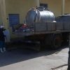 Recogen basura con camión que transporta leche para niños en Morón