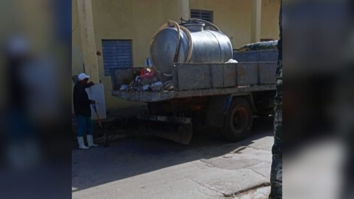 Recogen basura con camión que transporta leche para niños en Morón