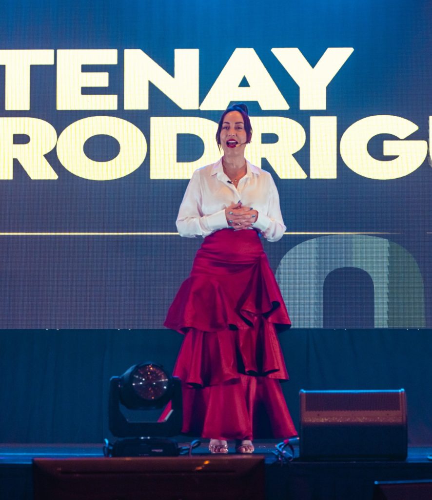 Tenay Rodríguez de la última fila al escenario principal (1)