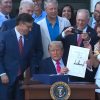Trump firma su histórica ley de presupuesto en pleno Día de la Independencia de EEUU