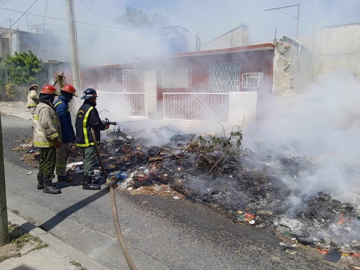 Vertederos de basura en Santiago de Cuba se convierten en incendios peligrosos