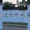 Aparece cartel contra Díaz-Canel en la cerca perimetral de Inmigración en La Habana