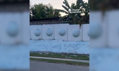 Aparece cartel contra Díaz-Canel en la cerca perimetral de Inmigración en La Habana