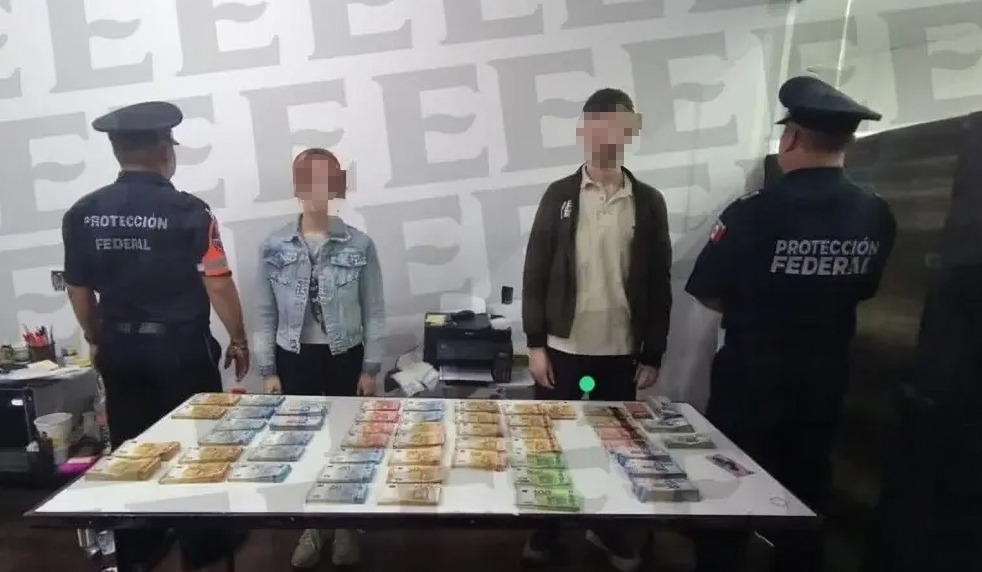 Arrestan a dos cubanos por transportar grandes sumas de dinero en el aeropuerto de la Ciudad de México (1)