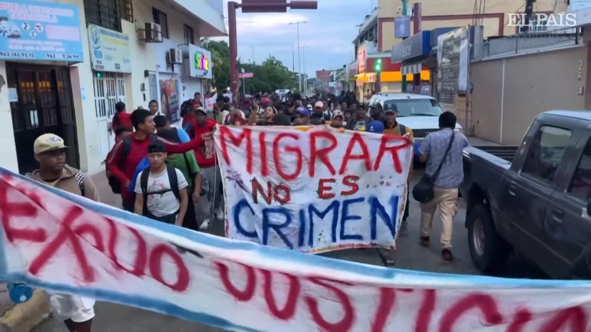 Caravana migrantes con cubanos avanza sin su líder en el sur de México
