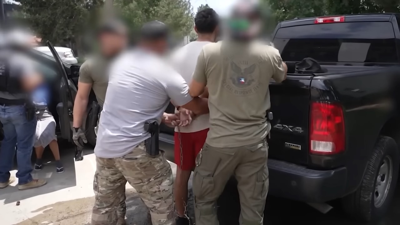 ICE establece nuevo récord deportando 1.400 migrantes al día