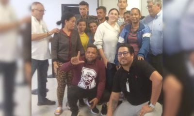Liberan a los 12 migrantes cubanos detenidos en un aeropuerto internacional de Bolivia