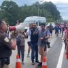 Migrantes cubanos en caravana se entregan al INM a cambio de una visa temporal en México3