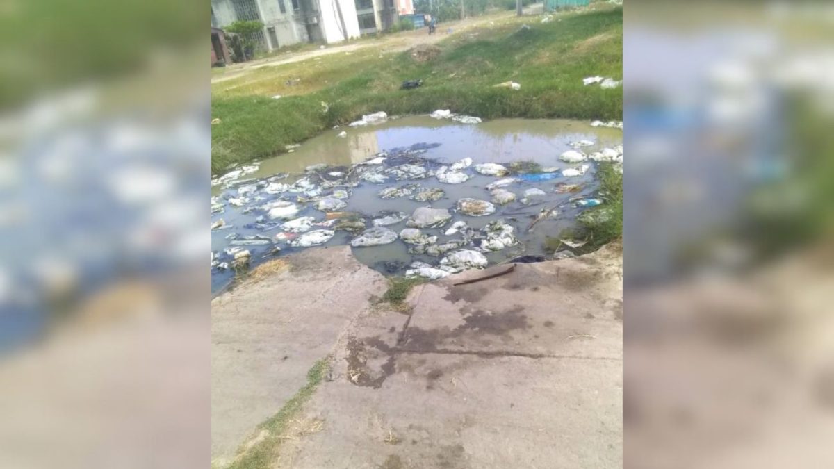 Niño apunto de ahogarse en un hoyo de aguas albañales en Santiago de Cuba