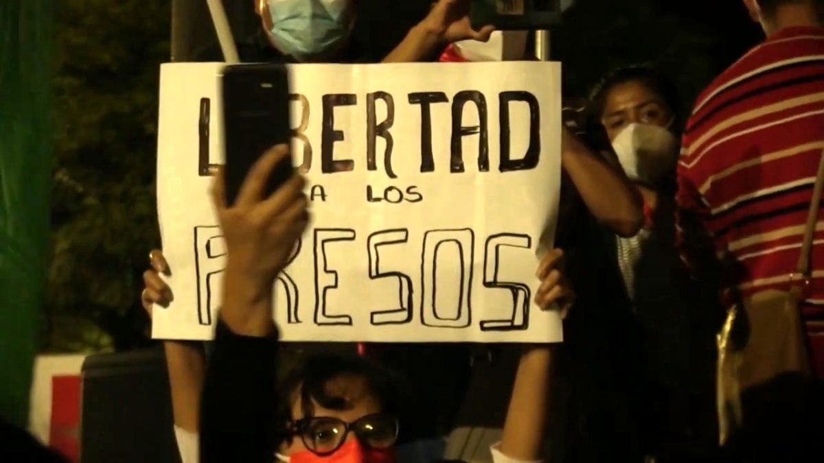 Ordenan revisión de casos de presos políticos tras histórica derrota de la izquierda en Bolivia1