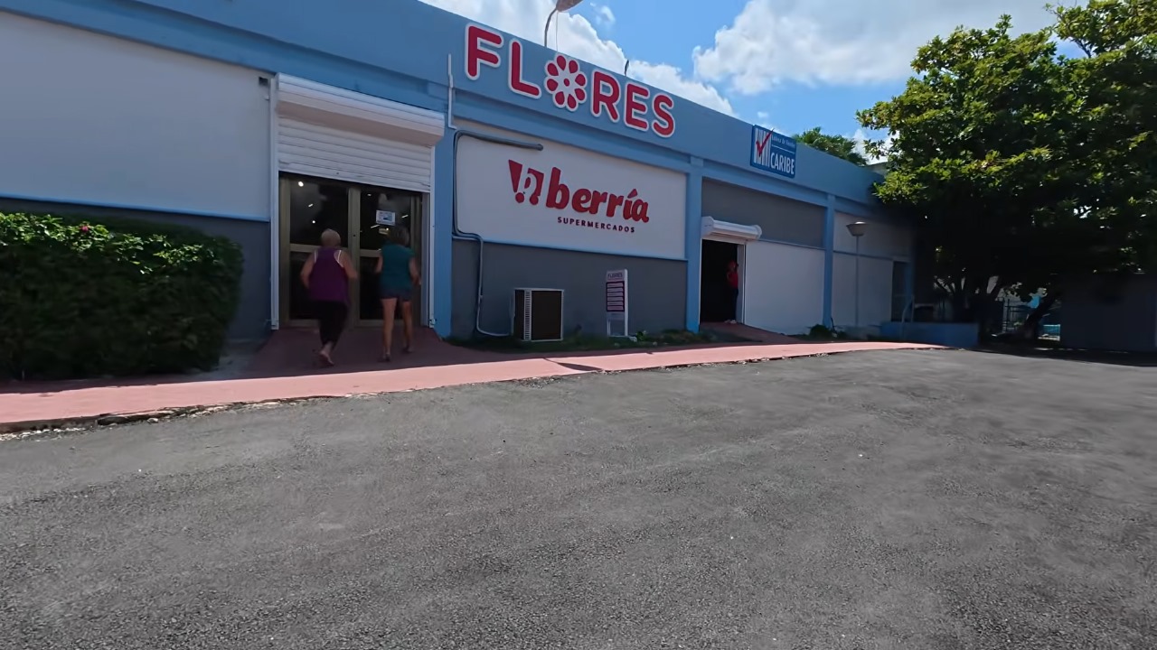 Youtuber muestra los altos precios de la tienda en dólares del reparto Flores