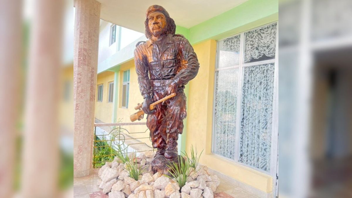 Estatua del Che Guevara colocada en Granma desata burla en redes sociales