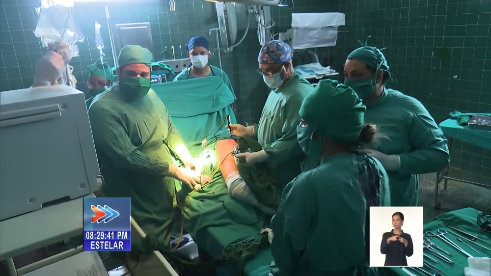 Realizan compleja cirugía a niña cubana afectada por quemaduras en su cuello