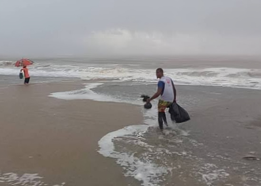 Rescatistas cruzan inundaciones para ayudar a familias incomunicadas por el desborde del río Sigua (1)