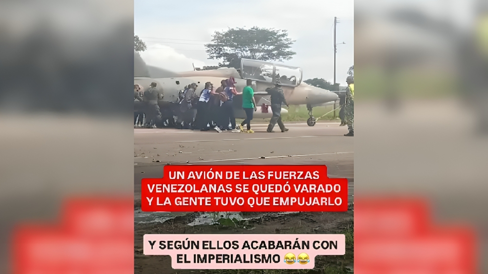 Vergüenza chavista empujan avión en pleno desfile para exaltar las fuerzas armadas de Venezuela (2)