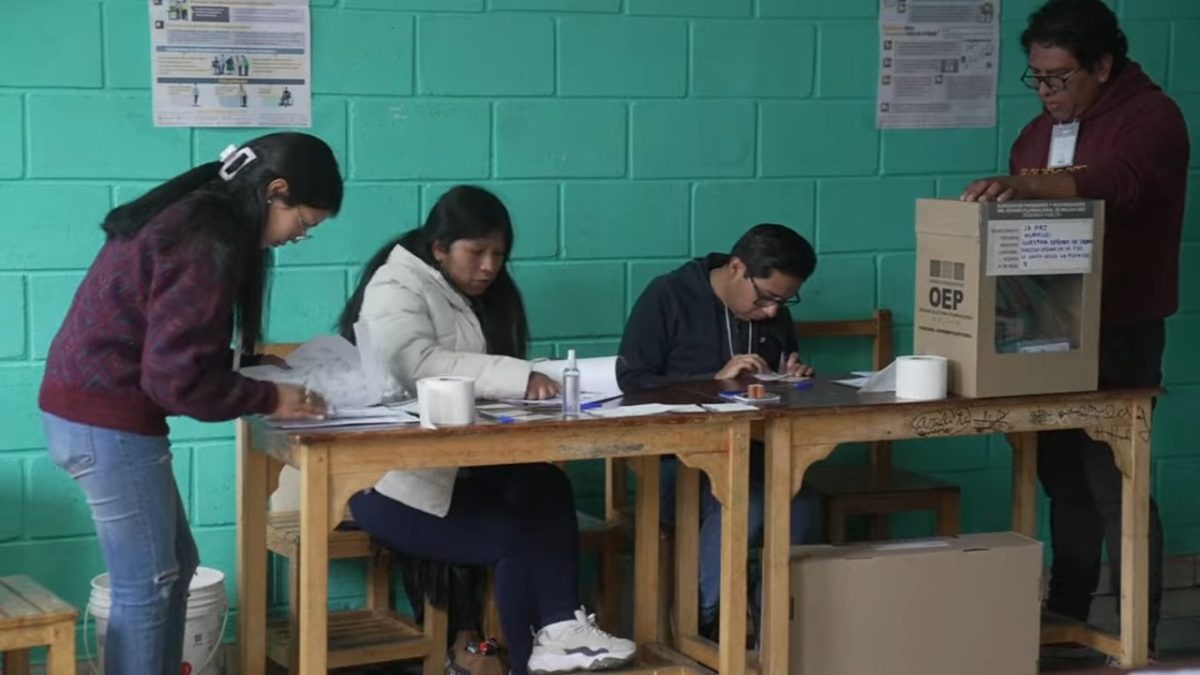 Bolivia realiza balotaje de la elección presidencial sin candidato de izquierda