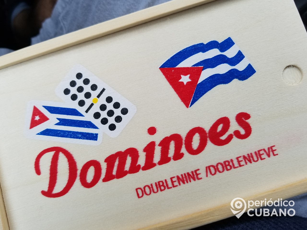 Cubanos pasan la noche jugando dominó en la cola para la licencia en Hialeah3