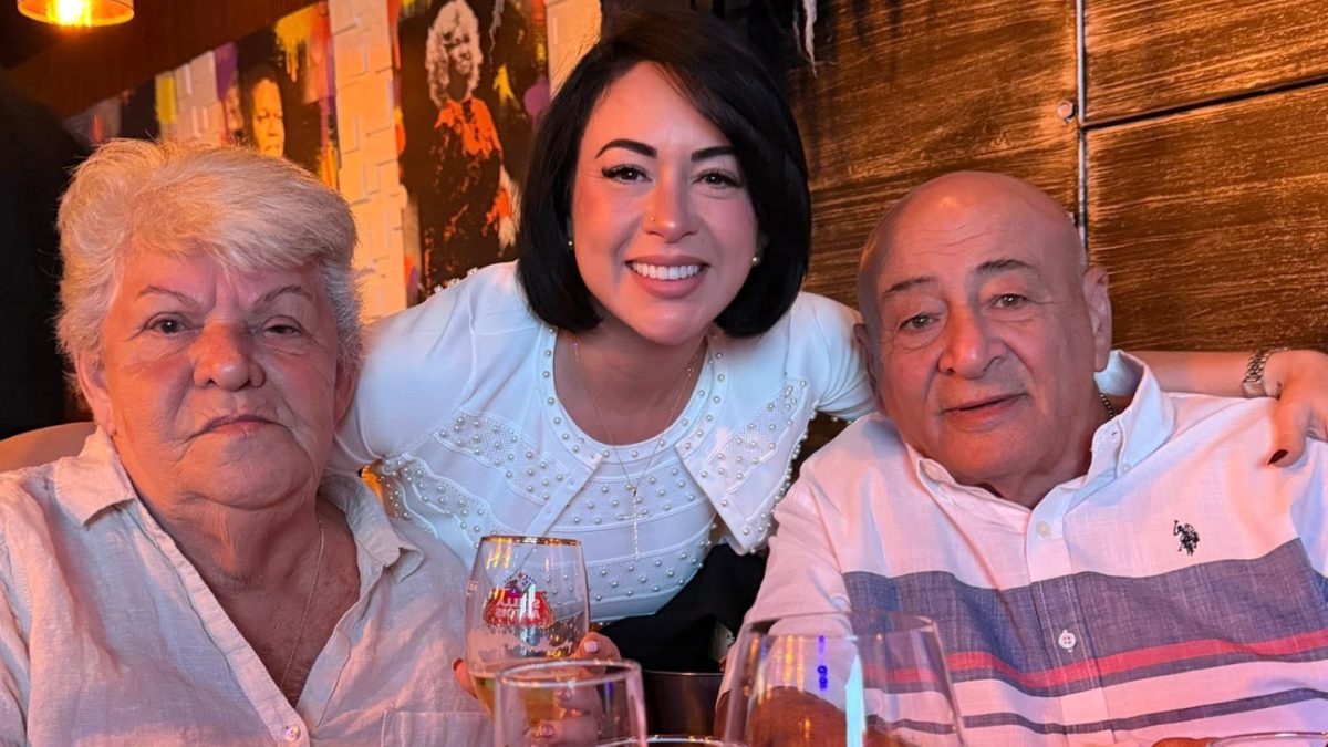 Imaray Ulloa y sus abuelos